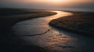 Kręta droga o świcie z wyraźnym pęknięciem symbolizującym błąd — metafora, że mimo przerwy ścieżka nadal prowadzi dalej